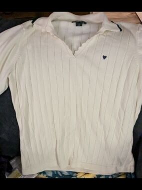 Studio Park Women’s Cream V-Neck Ribbed Sweater with Heart Detail